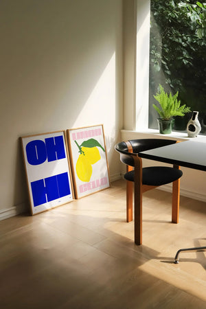 Grafisk typografi plakat i blå nuancer med geometriske bogstavformer på lys baggrund