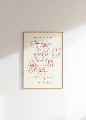 Plakat med håndtegnede røde jordbær og poetisk tekst på lys baggrund i roligt kunstnerisk udtryk