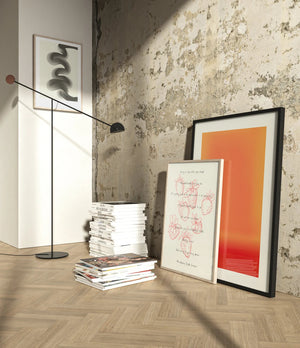 Plakat med håndtegnede røde jordbær og poetisk tekst på lys baggrund i roligt kunstnerisk udtryk