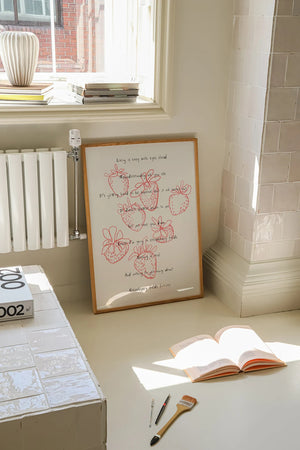 Plakat med håndtegnede røde jordbær og poetisk tekst på lys baggrund i roligt kunstnerisk udtryk