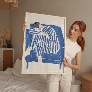 Kunstnerisk plakat med siddende figur i blå striber og bløde former på lys baggrund