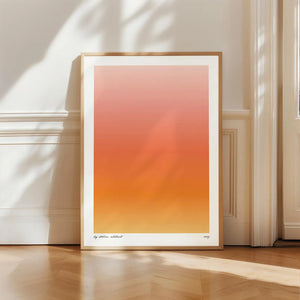 Minimalistisk plakat med orange farveovergange inspireret af solnedgang i moderne indretning