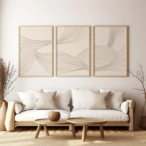 Moderne billedvæg med tre neutrale plakater i beige toner og abstrakte linjer