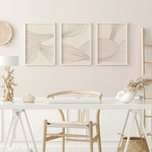 Moderne billedvæg med tre neutrale plakater i beige toner og abstrakte linjer