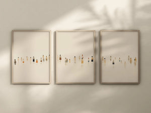 Moderne billedvæg med tre neutrale plakater med små figurer i beige toner