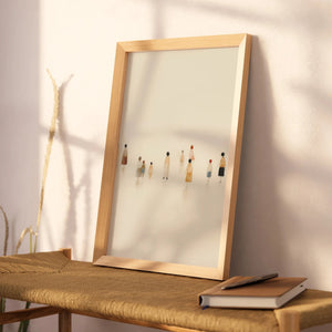 Moderne billedvæg med tre neutrale plakater med små figurer i beige toner