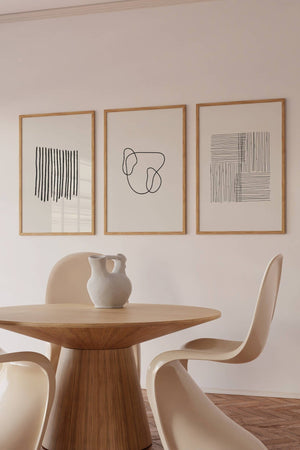 Minimalistisk billedvæg med tre moderne line art plakater i sort og hvid
