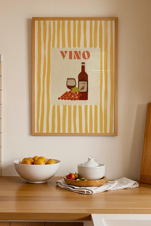 Retro vin plakat med teksten VINO, rødvinsflaske og gule striber – moderne køkkenplakat til spiseplads