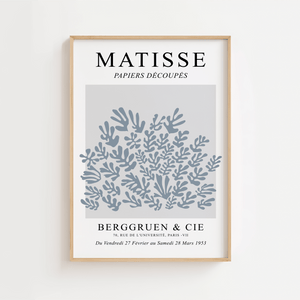 Gråblå Bush plakat inspireret af Matisse. En rolig og organisk kunstplakat i bløde gråblå nuancer – perfekt til skandinavisk indretning.

