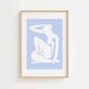 Lyseblå Madame plakat inspireret af Matisse. En elegant og rolig kunstplakat med kvindesilhuet i bløde, lyseblå former – stilfuld og tidløs.