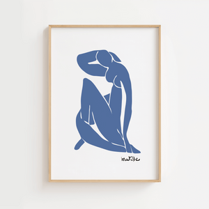 Blå Madame plakat inspireret af Matisse. Et elegant kvindemotiv i blå toner – minimalistisk, kunstnerisk og perfekt til moderne indretning.
