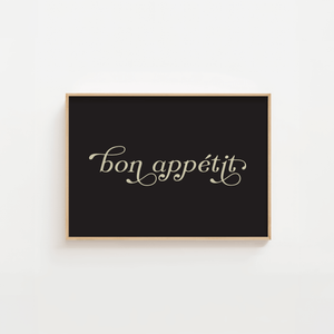 Opdag Bon Appetit Plakat, den perfekte tilføjelse til køkkenet. Med sit elegante design og indbydende budskab bringer denne plakat en følelse af charme og hygge til ethvert køkken.
