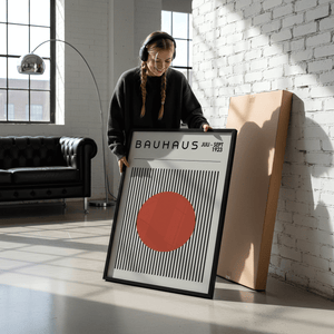 Bauhaus plakat med rød cirkel foran sorte vertikale linjer i minimalistisk grafisk design.