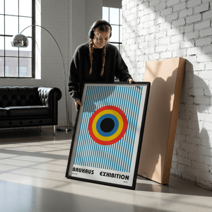 Bauhaus plakat med koncentriske cirkler i primærfarver og vertikale blå linjer i et grafisk udstillingsdesign.