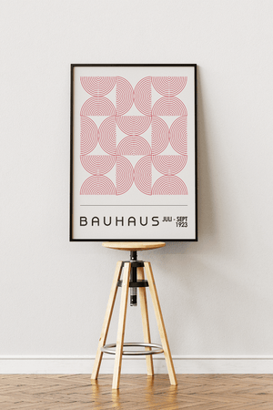 Bauhaus plakat med gentagne røde buer og grafisk mønster i minimalistisk design.