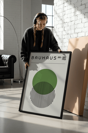 Bauhaus plakat med grøn cirkel og sortstribede former i minimalistisk, geometrisk design.