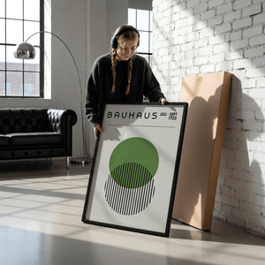 Bauhaus plakat med grøn cirkel og sortstribede former i minimalistisk, geometrisk design.