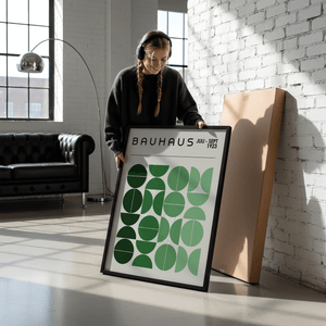 Bauhaus plakat med grønne cirkler og halvcirkler i geometrisk grid og minimalistisk design.