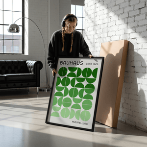 Bauhaus plakat med grønne geometriske cirkler og halvcirkler i et modulært udstillingsdesign inspireret af Bauhaus expo 1923.