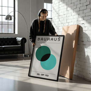 Bauhaus plakat med to overlappende cirkler i grøn og turkis i minimalistisk, geometrisk design.