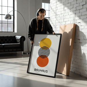 Bauhaus plakat med tre cirkler i varme farver og sort-hvide linjer i et geometrisk og minimalistisk design.