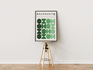 Bauhaus plakat med grønne cirkler og halvcirkler i geometrisk grid og minimalistisk design.