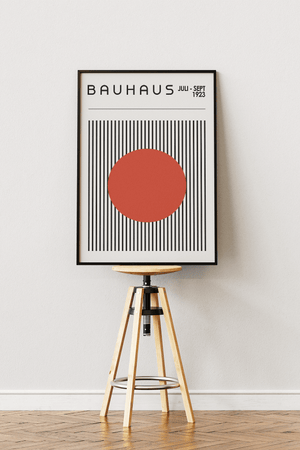 Bauhaus plakat med rød cirkel foran sorte vertikale linjer i minimalistisk grafisk design.