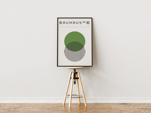 Bauhaus plakat med grøn cirkel og sortstribede former i minimalistisk, geometrisk design.