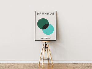 Bauhaus plakat med to overlappende cirkler i grøn og turkis i minimalistisk, geometrisk design.