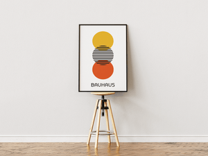 Bauhaus plakat med tre cirkler i varme farver og sort-hvide linjer i et geometrisk og minimalistisk design.