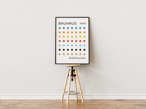 Bauhaus plakat med farvede cirkler i systematisk grid, inspireret af Bauhaus Ausstellung og modernistisk grafisk design.