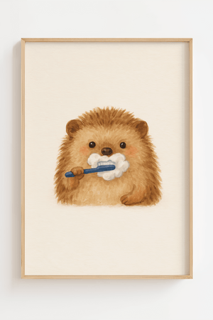 Illustration af sødt pindsvin med tandbørste i bløde farver, perfekt som børneplakat til badeværelse eller børneværelse.