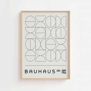 Bauhaus plakat med geometrisk gitter af cirkler og halvcirkler i sort-hvid minimalistisk design.