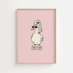 Sød humor plakat med and i håndklæde og solbriller på lyserød baggrund, iført hjemmesko med hjerter.