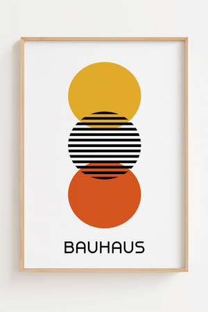 Bauhaus plakat med tre cirkler i varme farver og sort-hvide linjer i et geometrisk og minimalistisk design.