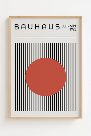 Bauhaus plakat med rød cirkel foran sorte vertikale linjer i minimalistisk grafisk design.