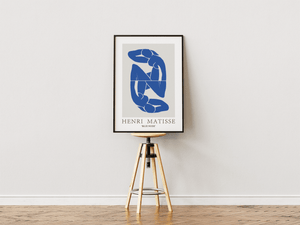 Blue Nude Duo Matisse plakat med to blå figurer i papercut-stil – moderne kunst af Henri Matisse.