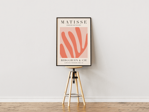 Matisse inspireret plakat med koralformede papirklip i rosa og terracotta.