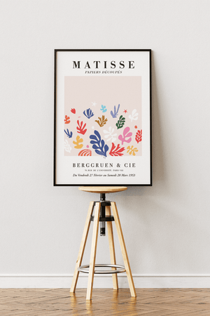Matisse plakat med farverige, organiske bladformer i pastelfarver på lys baggrund – inspireret af Matisse’ papirklipkunst.