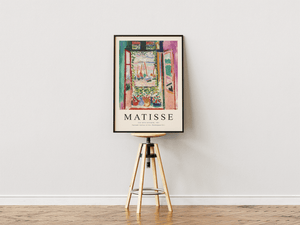 Matisse plakat med åbent vindue, blomster og farverigt havnemotiv fra 1905.