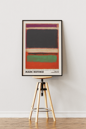 Abstrakt plakat med mørke og farverige felter i lilla, sort, grøn og orange inspireret af Mark Rothkos ikoniske farvekompositioner.