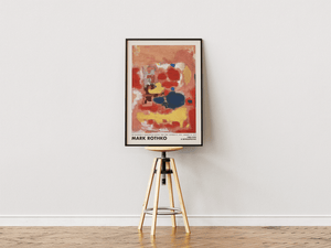 Farverig abstrakt plakat med røde, blå, gule og hvide former på en varm brun baggrund inspireret af Mark Rothkos ekspressive stil.