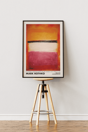 Abstrakt plakat med varme orange og røde farvefelter, lyst midterfelt og mørk vandret linje inspireret af Mark Rothkos farvekompositioner.