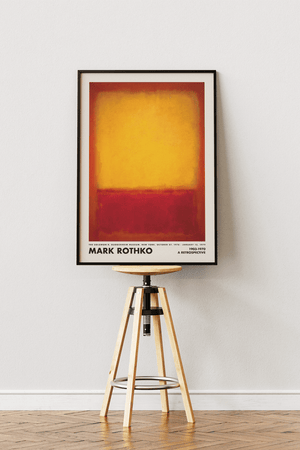 Abstrakt plakat i varme røde og gule farver inspireret af Mark Rothkos farvefelter, perfekt til moderne indretning og billedvægge.