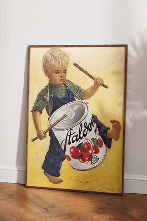 Farverig vintage plakat med barn og Fälchen dåse som tromme. Perfekt retro vægkunst til køkken eller stue. Leveres i flere størrelser.
