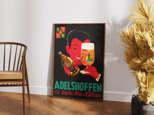 Vintage Adelshoffen plakat med rød mand, ølflaske og ølglas fra Alsace – fransk reklame i retrostil.