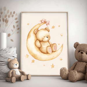 Skab en eventyrlig stemning med Bamse på Månen - Børneplakat. En sød og drømmende børneplakat, perfekt til at skabe hygge på børneværelset.