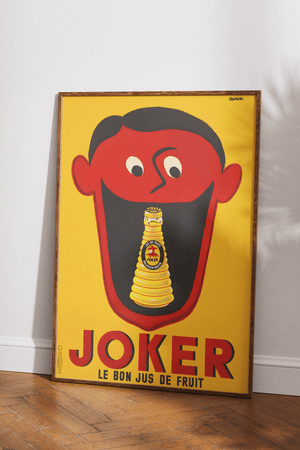 Vintage reklameplakat med Joker juiceflaske i en åben mund – i stærke røde og gule farver, fransk retrodesign