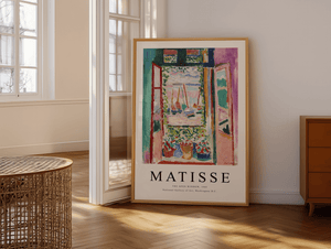 Matisse plakat med åbent vindue, blomster og farverigt havnemotiv fra 1905.