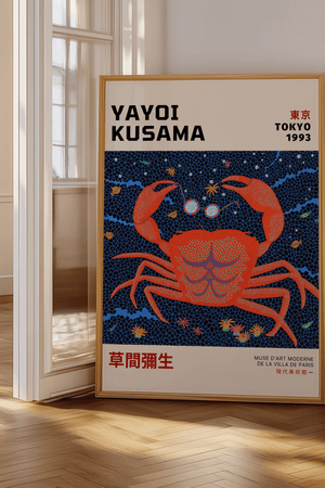 Red Crab – Yayoi Kusama plakat med rød krabbe på blå baggrund og ikoniske prikker – moderne kunstplakat.